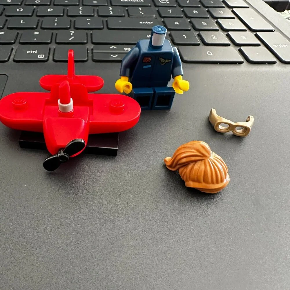 Lego‎ Minifigures #71029 Series 21 Airplane Girl Incomplete
